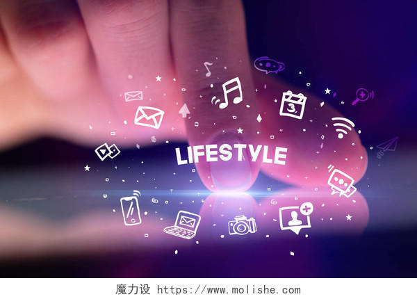 手指触摸平板电脑绘制社交媒体图标和生活方式铭文